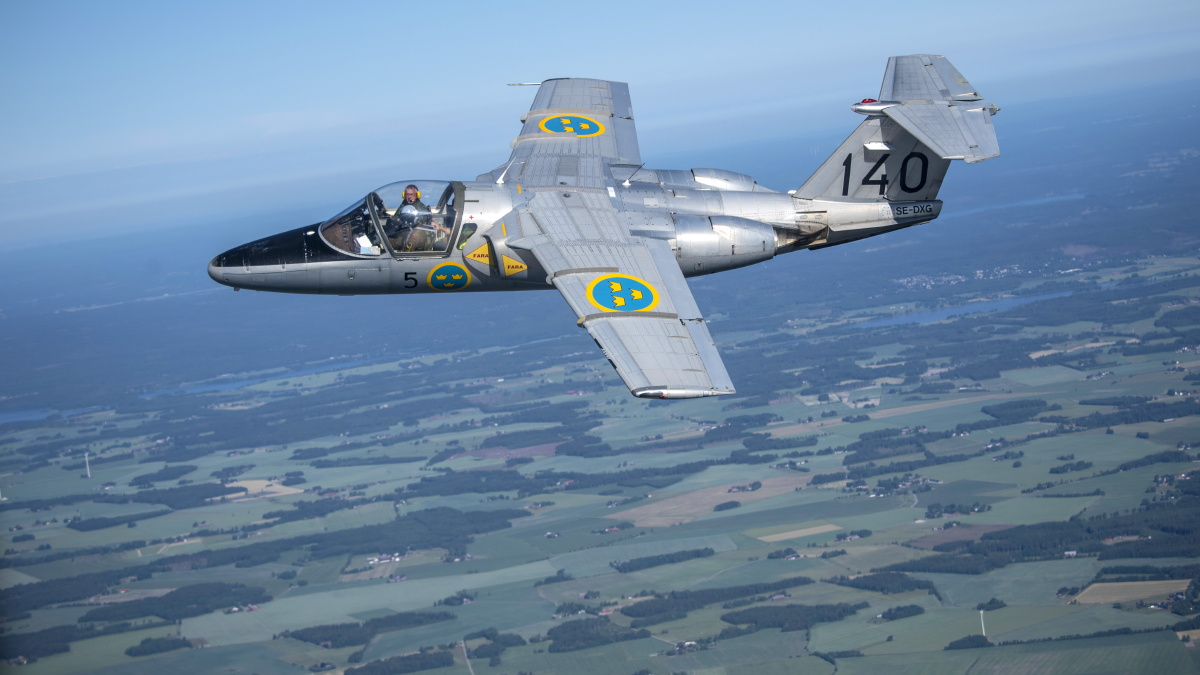 瑞典特罗尔海坦萨博公司的萨博105空对空拍摄a2a