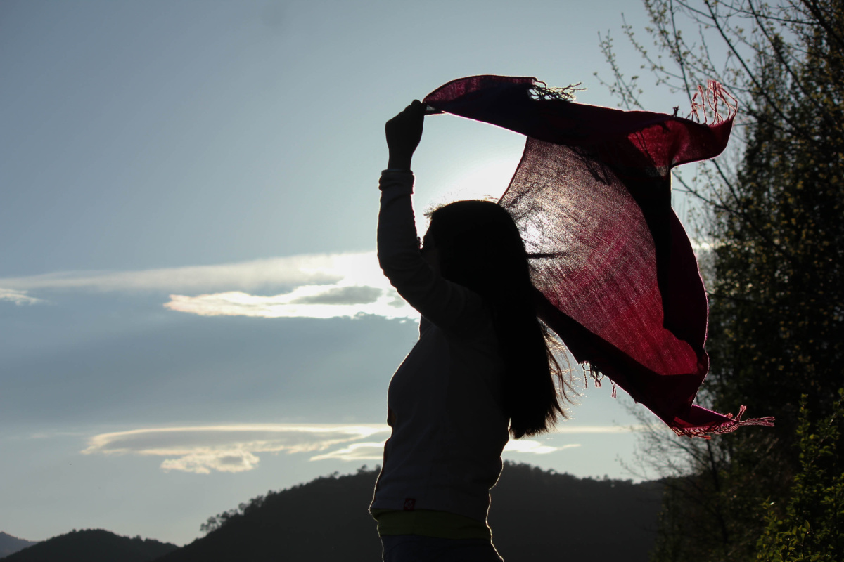 游玩泸沽湖,夕阳下,伙伴丝巾扬起