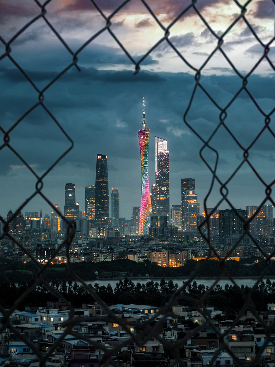 傍晚的珠江新城某天傍晚七点半拍摄的城中村和珠江新城傍晚的广州有一