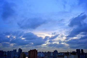 抬头望天，心就静了。