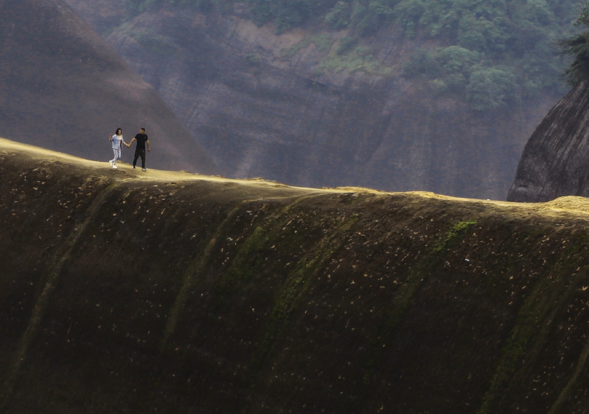 湖南高椅岭上的龙脊两边是悬崖绝壁地势险峻