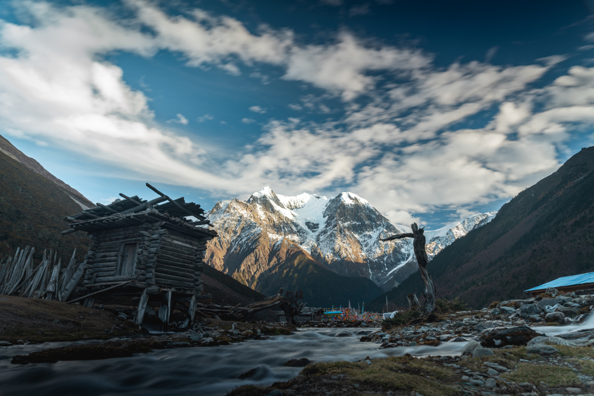 神圣的卡瓦格博之下秘境甲应村像是天堂的后花园. - 西cc - 图虫