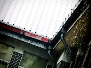大雨中的动力楼