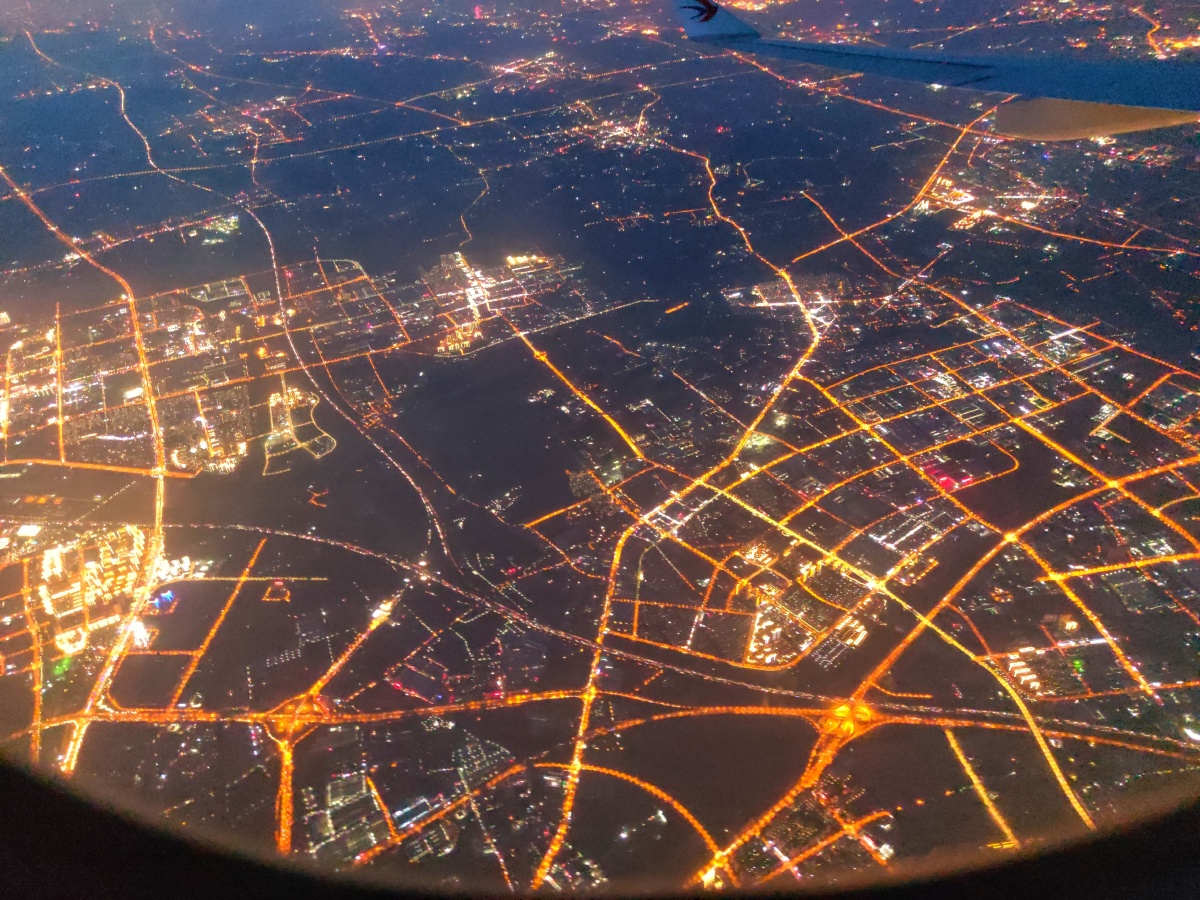 飞机晚点却赶上了城市夜景