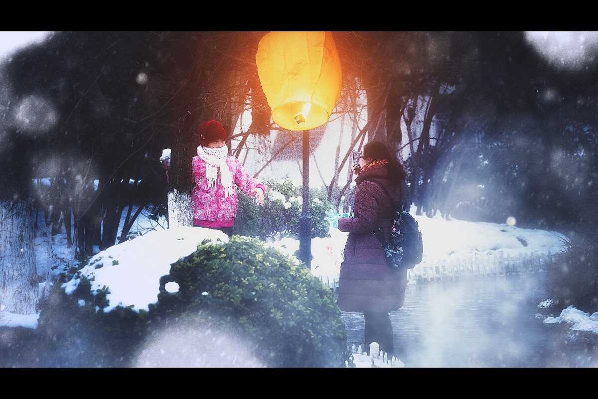 在云龙公园看到看雪的母女俩，拍了下来。