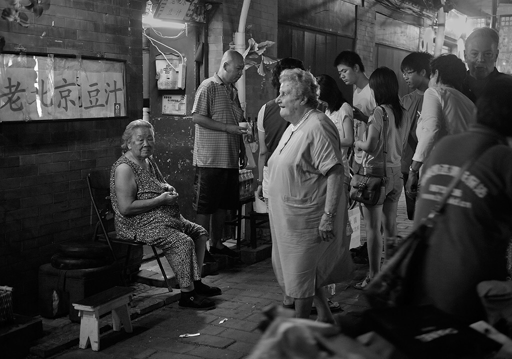 外国老太太似乎很感兴趣老北京豆汁，眼睛里放射出孩童般的好奇。