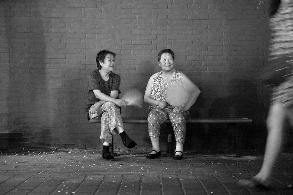 街边的长凳上坐着的老太太，看着来去匆匆的年轻人，其实是看着曾经的自己，也是自己的曾经！