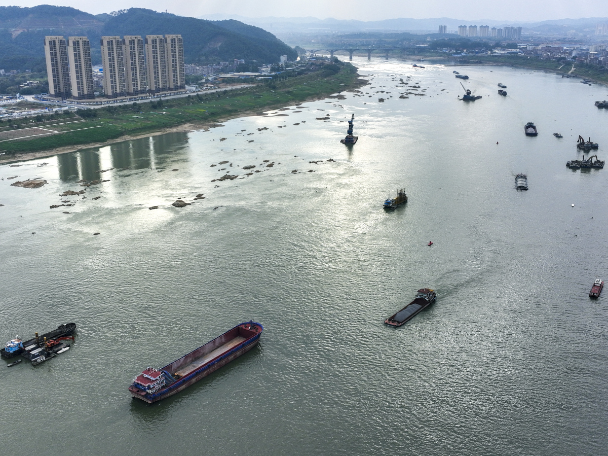 广西梧州开春西江货运忙