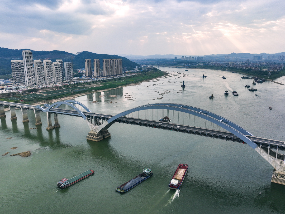 广西梧州开春西江货运忙