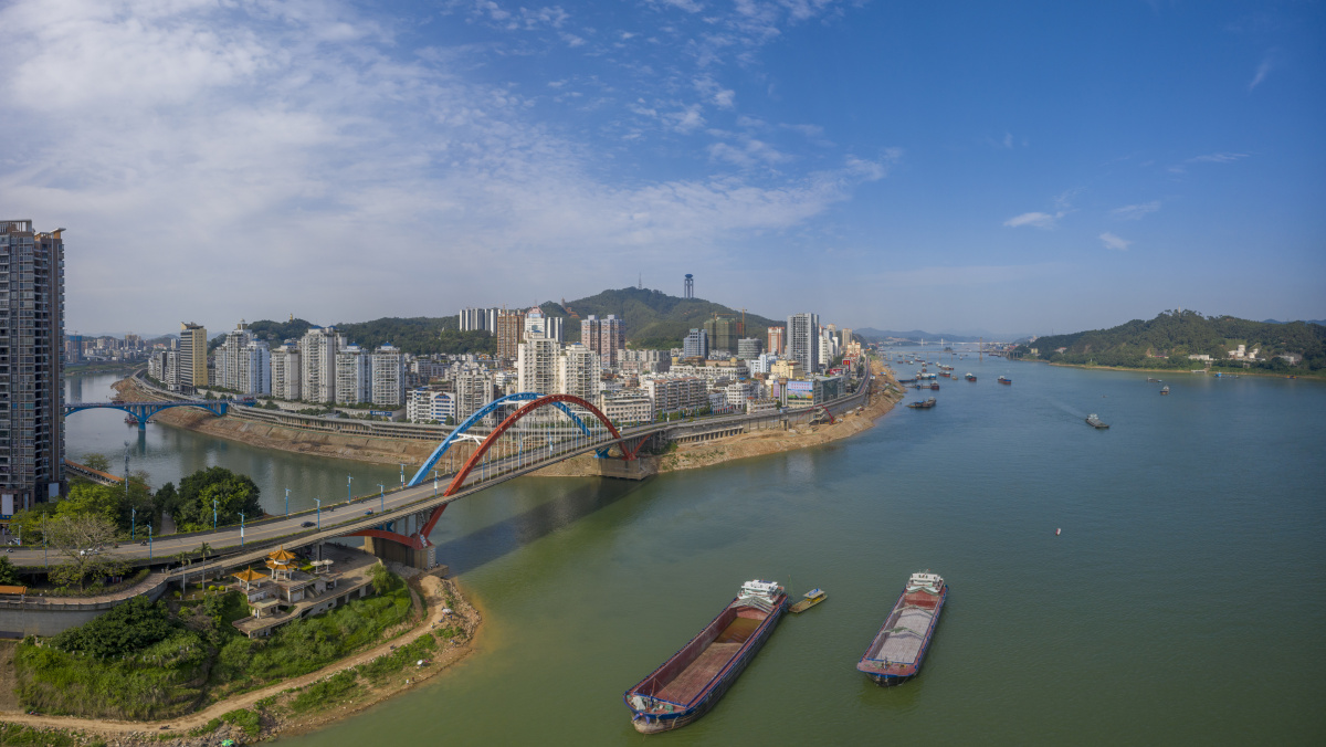 广西梧州蓝天白云景美如画