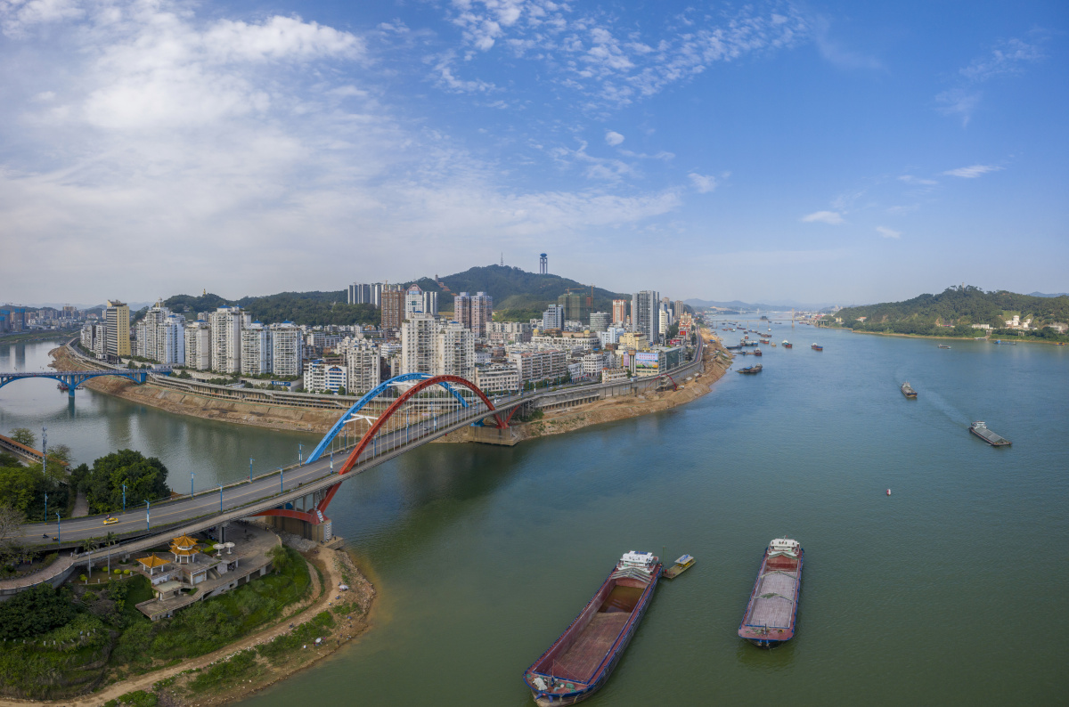 广西梧州蓝天白云景美如画