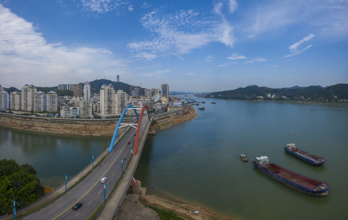 广西梧州蓝天白云景美如画