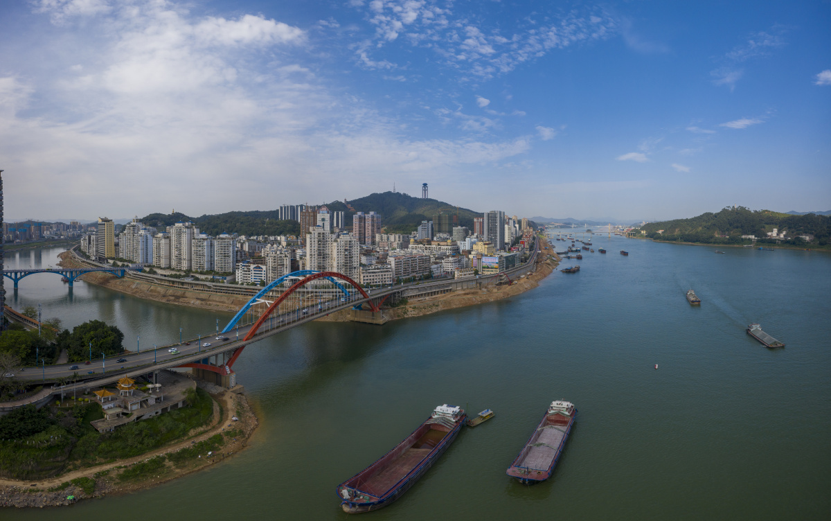 广西梧州蓝天白云景美如画