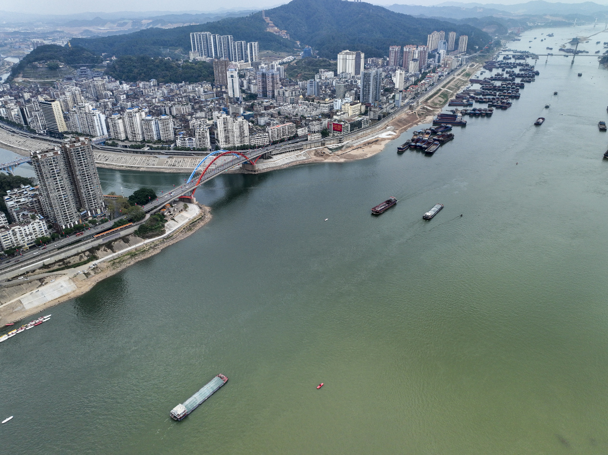 广西梧州开春西江货运忙