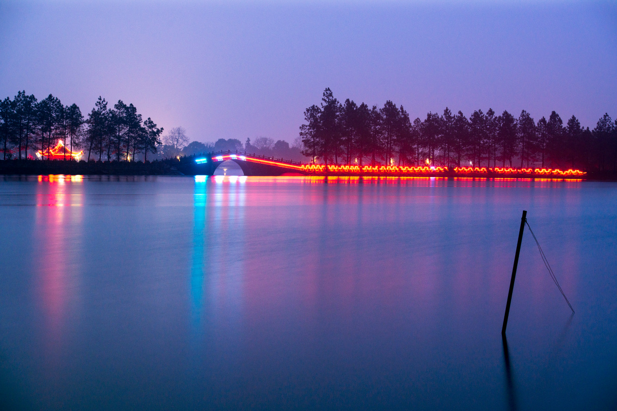晚上下了很大的雨,但是还是风雨无阻的拍了这张夜景,静静的水面,给人