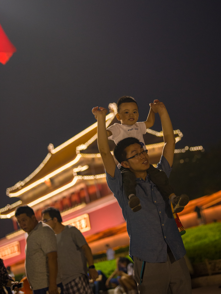 在爸爸肩上"骑高高"真开心.