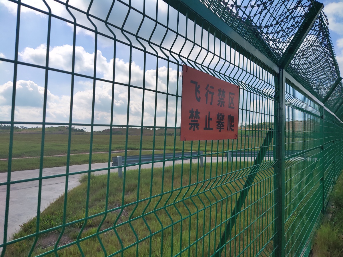 福绵路边稻田机场护栏以及路牌