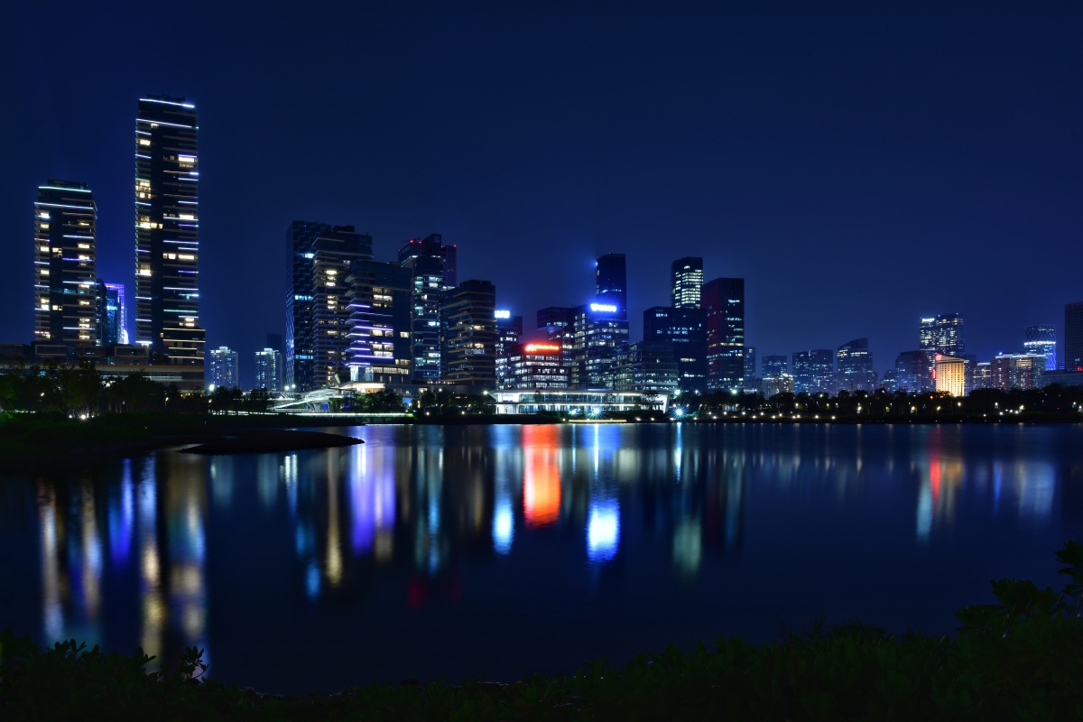 深圳人才公园的夜色,等待灯光秀的到来.