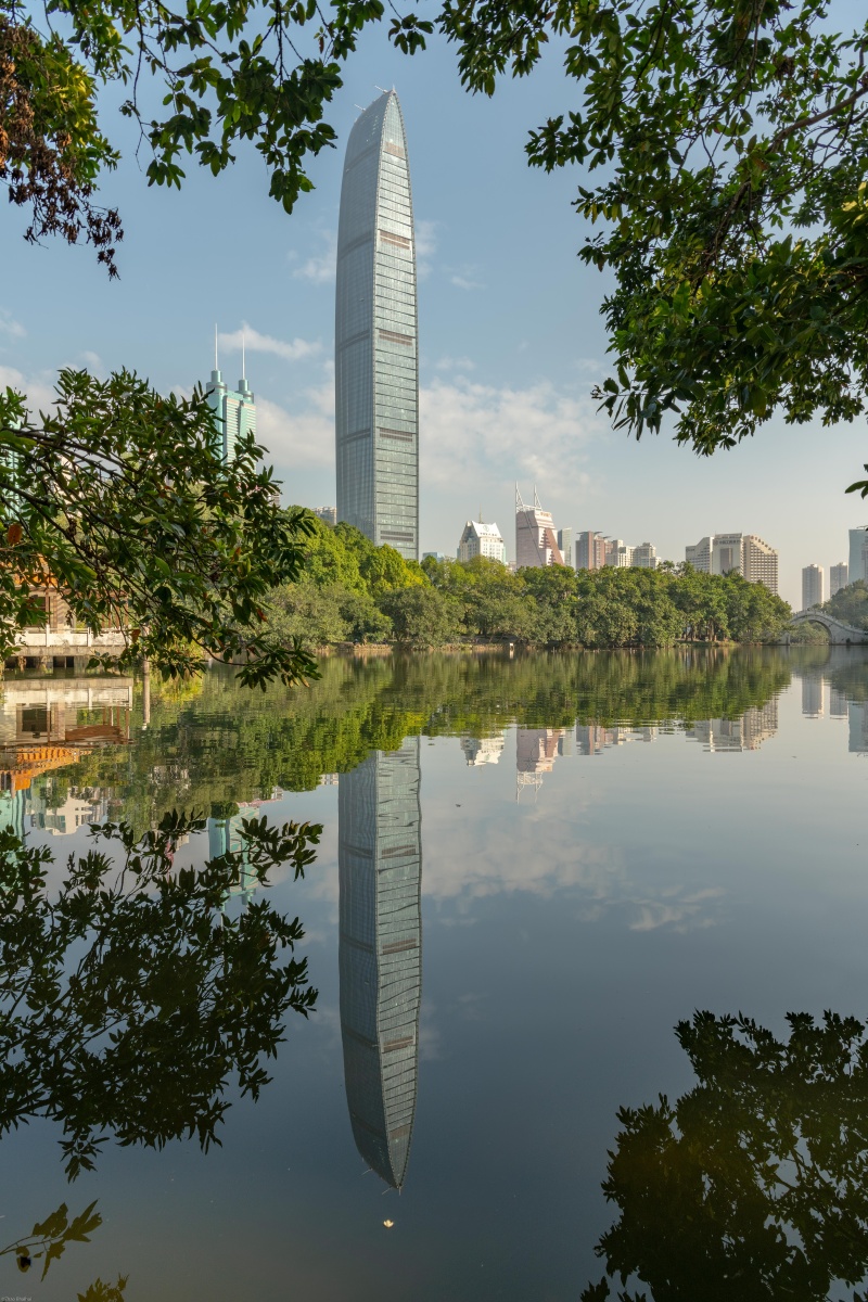 深圳荔枝公园的荔湖看到的京基一百,后面是地王大厦,这两个都曾经占据
