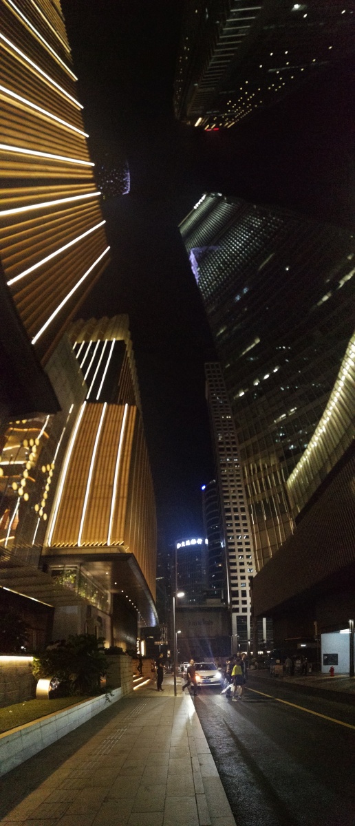 走在高楼大厦下仰望夜空的感觉