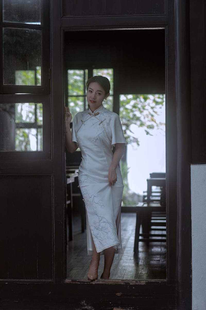 五月白旗袍