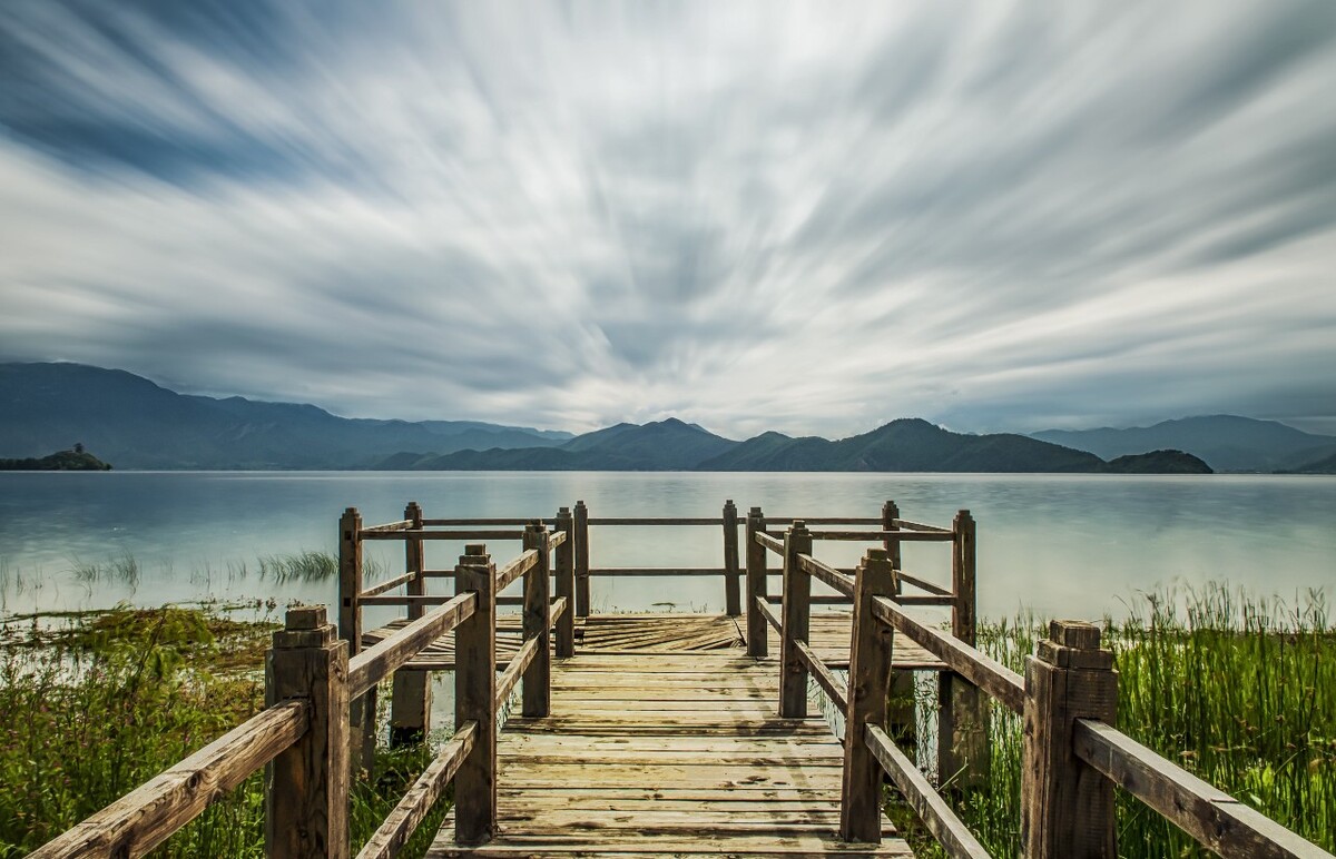 泸沽湖之行的第二天,天气难得放晴,漫步栈桥上,听自然吟唱云水歌谣。