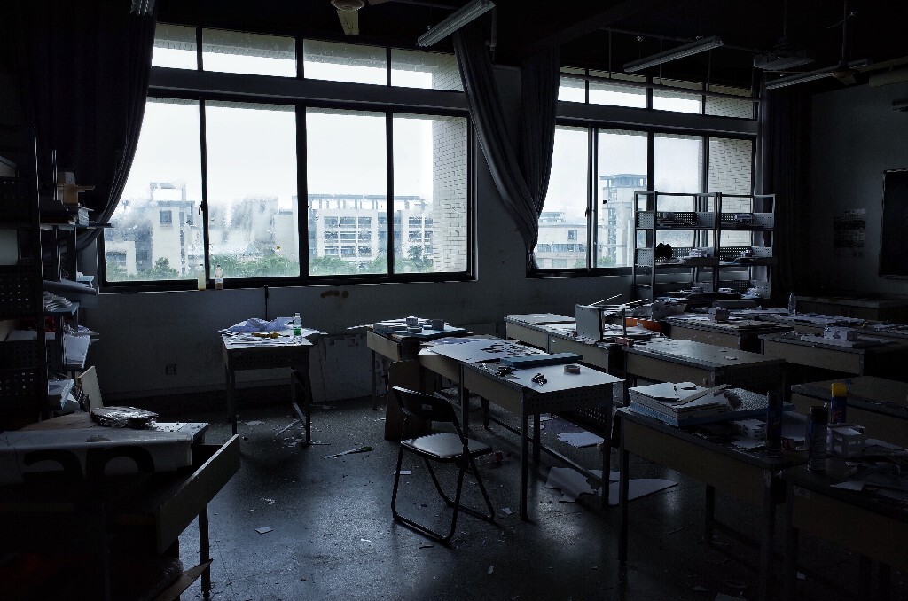 《人去楼空》