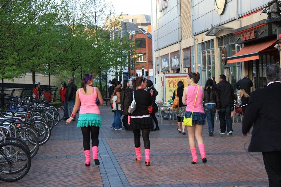 UK's Social Life<br />
Ladies dress up in attractive color 