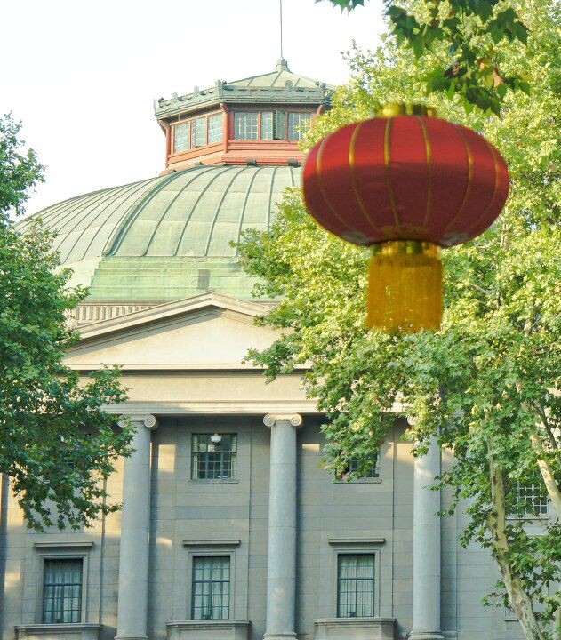 偶们学院院庆,终于见到灯笼了~<br />
难得见我们学院这么大方~