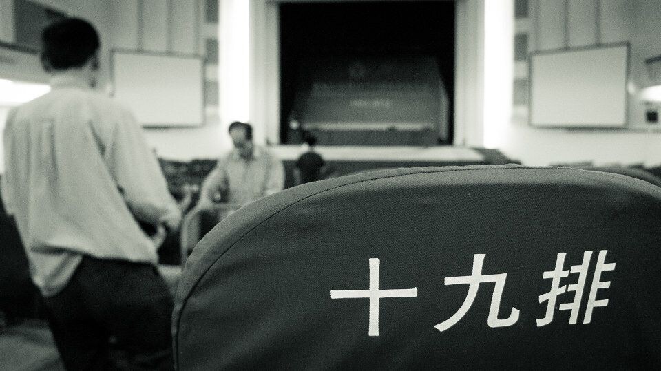 校庆晚会的头天晚上,工作人员在布置场景<br />
