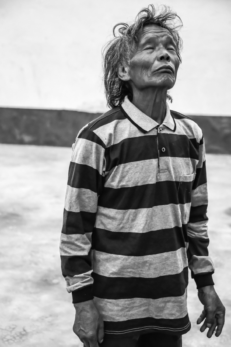 村里的老光棍,两个人住在村里称之为养老院(没电没水)的地方.