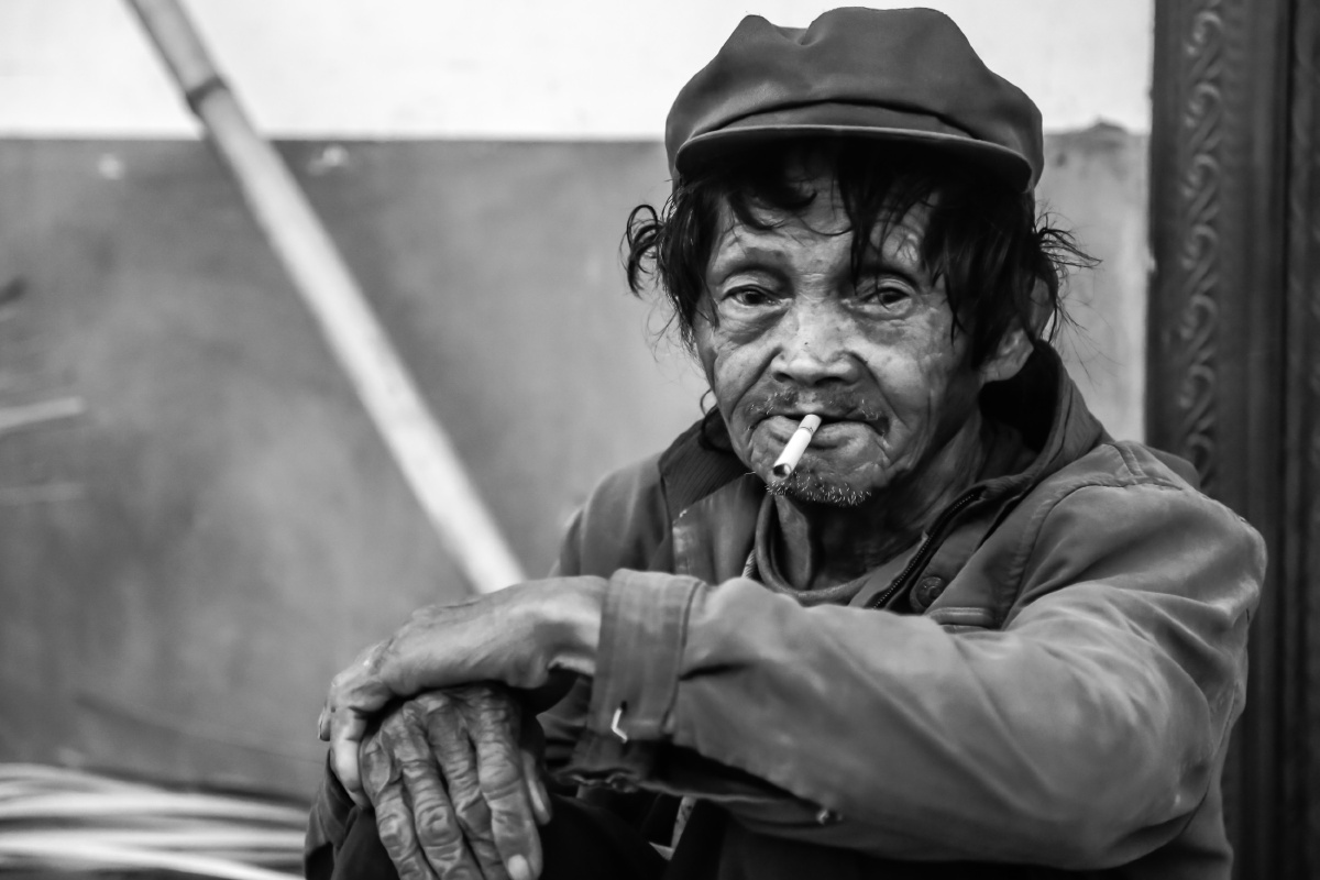 村里的老光棍,两个人住在村里称之为养老院(没电没水)的地方.