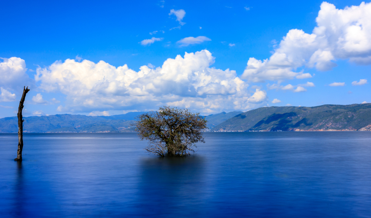 大理环海西路蓝天白云海景