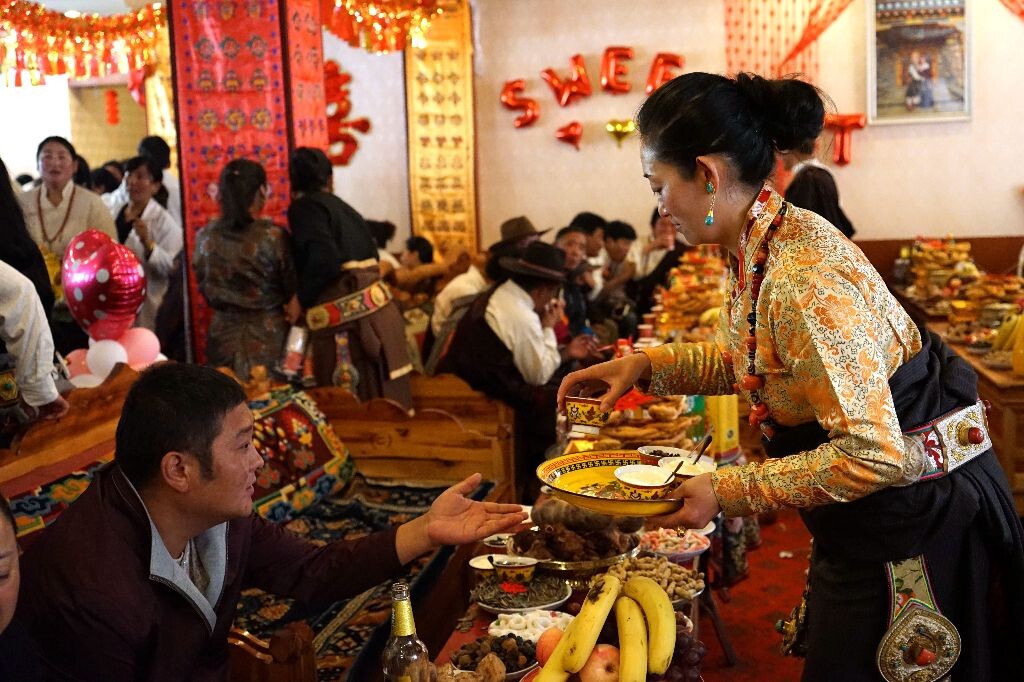 24.婚宴会持续三天,大口吃肉,大碗喝酒,不醉不归,呵呵。