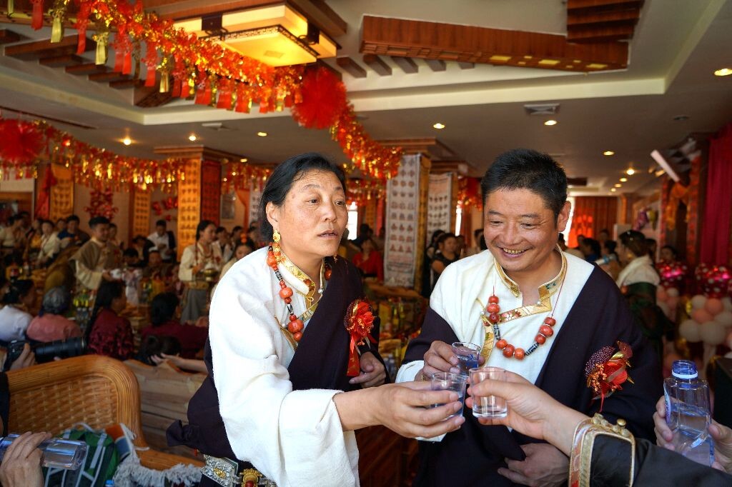 34.舅舅舅妈给亲朋好友敬酒。今天是他们既开心又不舍的日子,据说舅舅都偷偷哭了。舅舅的宝贝女儿又有另外一个家啦,妹妹,常回家哦。