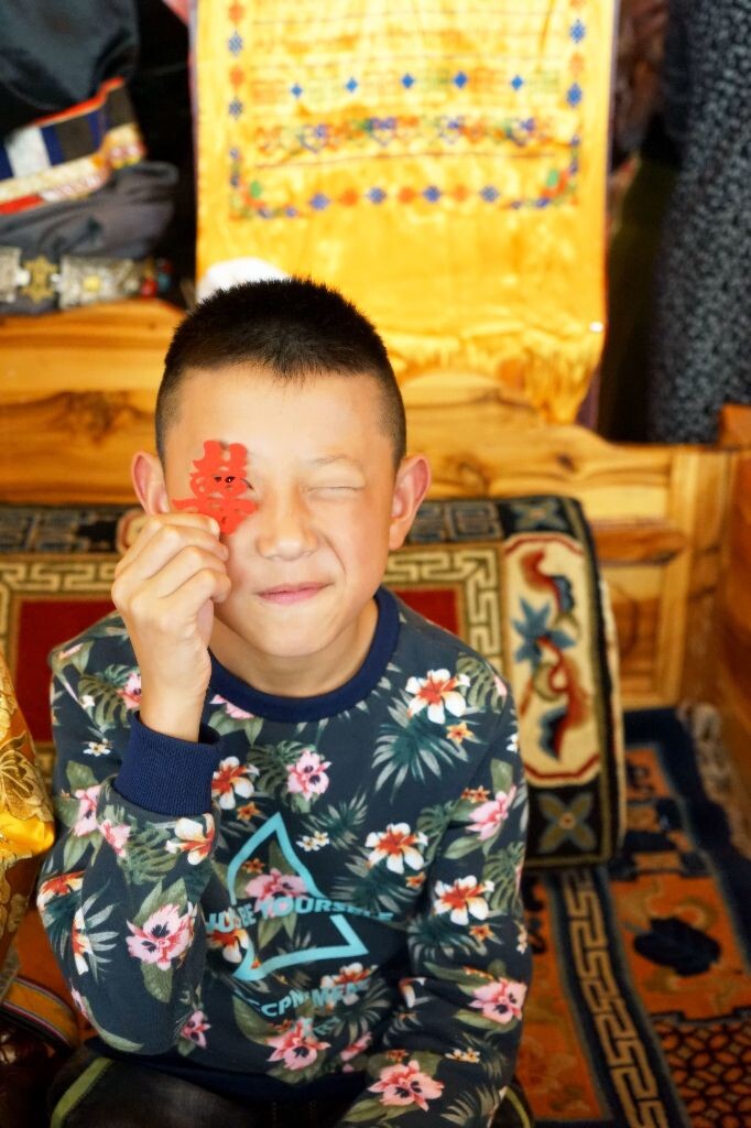 37.弟弟今天也很开心,透过姐姐的喜字,看到姐姐更美好幸福的明天没?这个弟弟,小时候我叫他何二杆,沸得要命,属于脚板印都要上天那种的。解释下,“沸”四川话就是调皮的意思,呵呵。