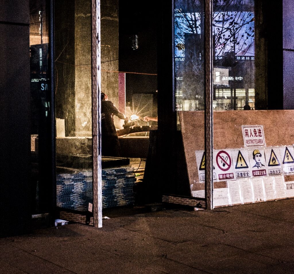 华灯初上 当人们都回家 享受晚餐和闲暇时光的时候 总还有那么一些人依然在辛勤劳作