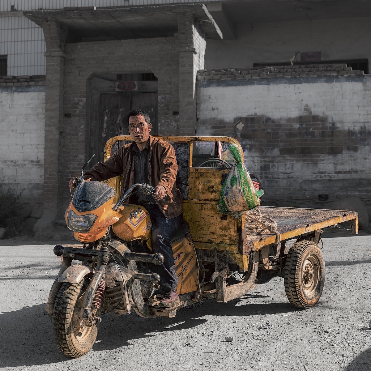 开机动三轮车的人 - 洛城夜雨 - 图虫