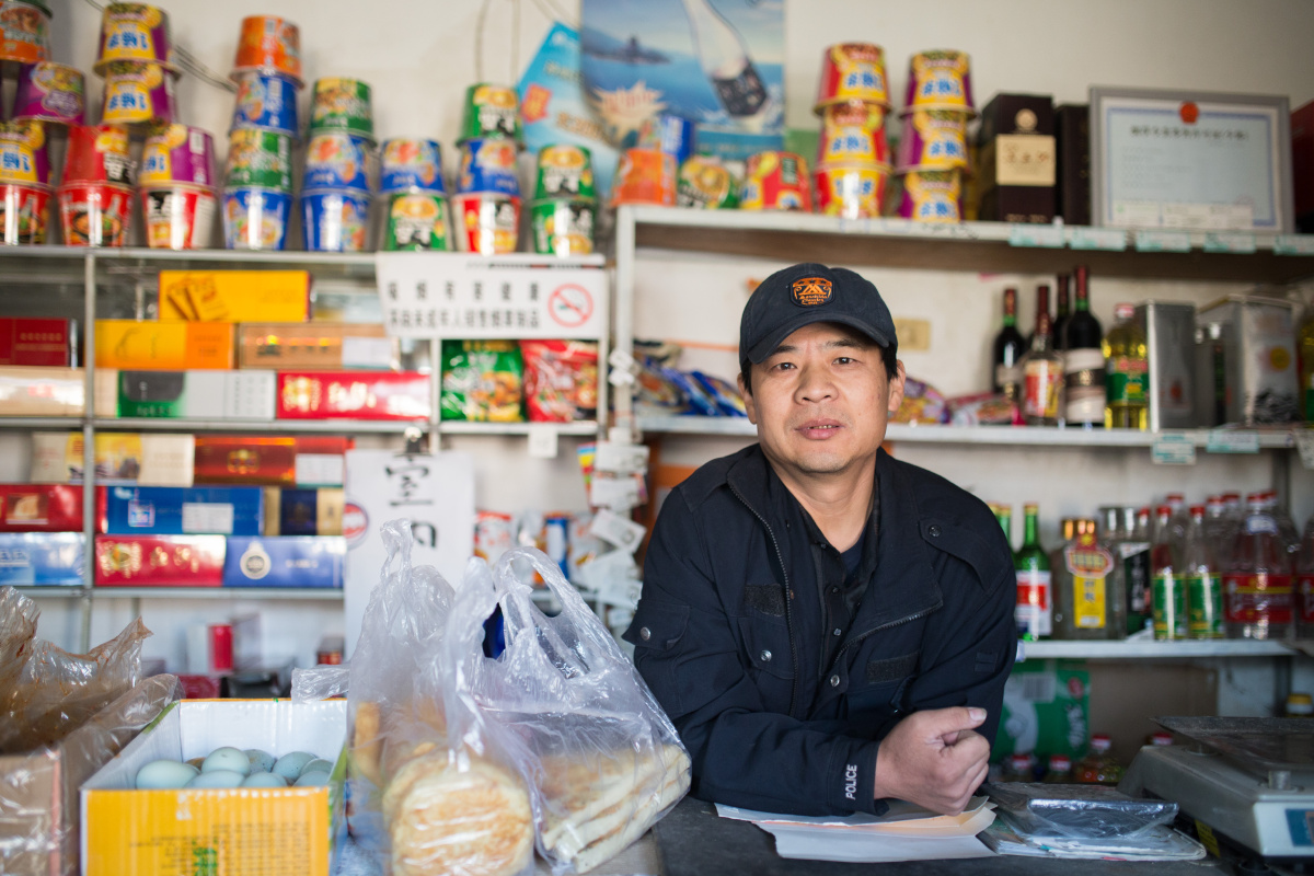 二德庄村凯兴超市的老板史岩.