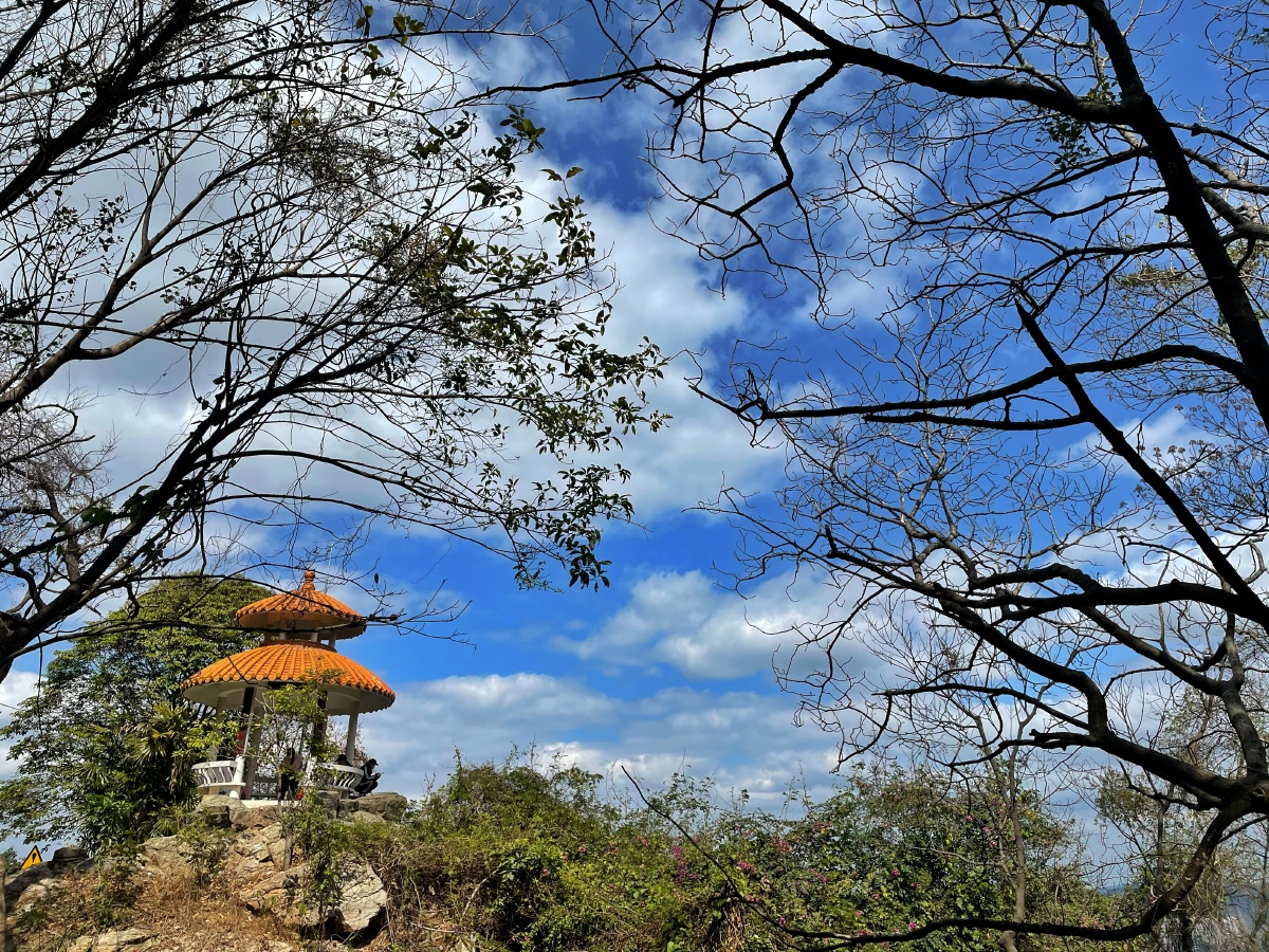 来欣赏一组广州白云山的蓝天白云吧