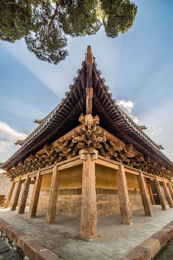 阳台宫地处王屋山华盖峰南麓，始建于唐朝开元年间，距今已经1280年了，在朝代更替中几经损毁、重建与修葺。如今我们看到的阳台宫建筑群是明代遗迹，也是我国珍贵的建筑艺术文物！