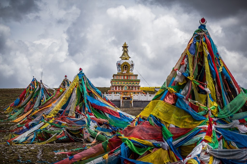 白塔与经幡，象征了藏民同胞们的信仰与美好心愿。