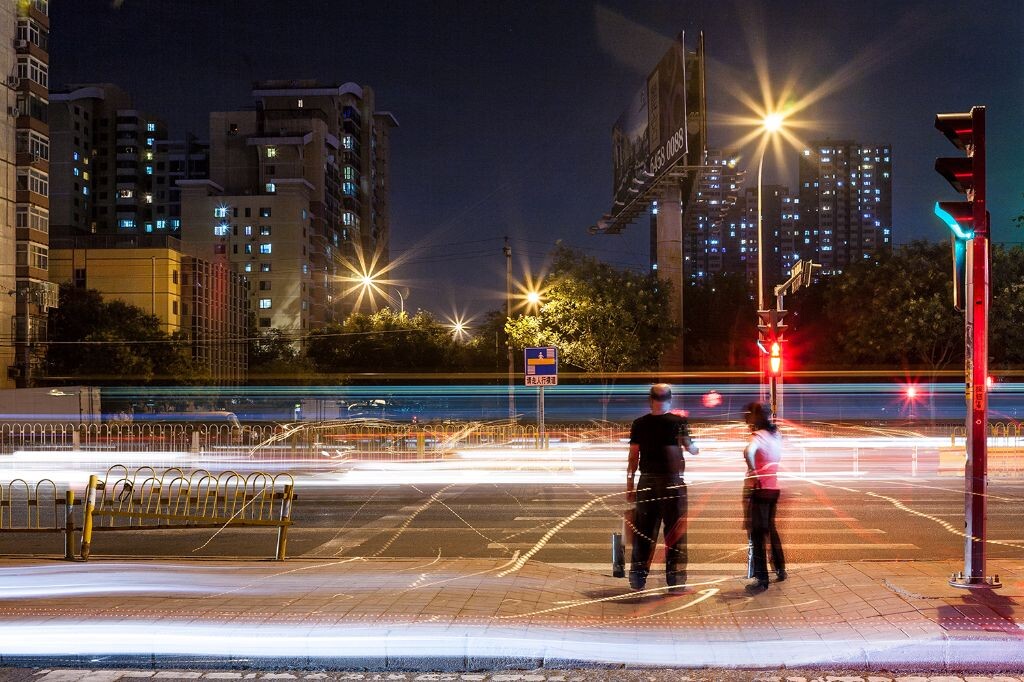 城市越来越大,我们越来越忙,与家人相处的时间越来越少。在城市的光河里我们随波逐流,这条被阻断的回家路竟变得难以跨越。或许,并不是路难走,而是对物质的渴望困住了我们的心。