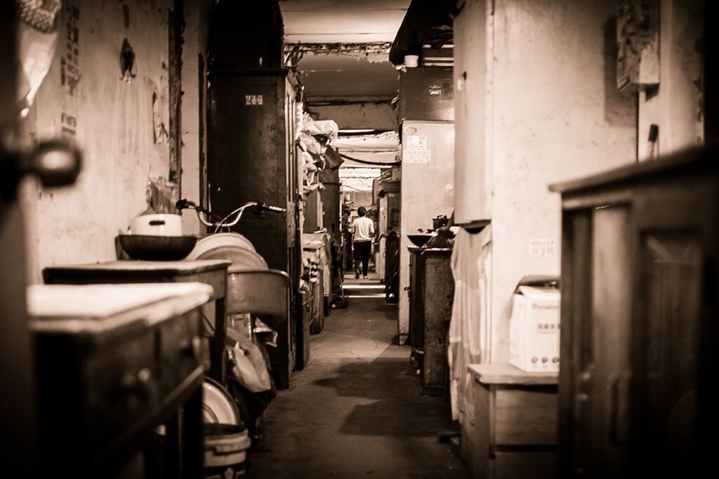 灶台、杂物、旧家具、还有堆满的锅碗瓢盆和自行车,这条拥挤却亲切的楼道像是上世纪的记忆重现,跟随着住客的脚步,我瞬间被带回到小时候的老楼道。