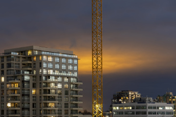 夕阳中的基建工地