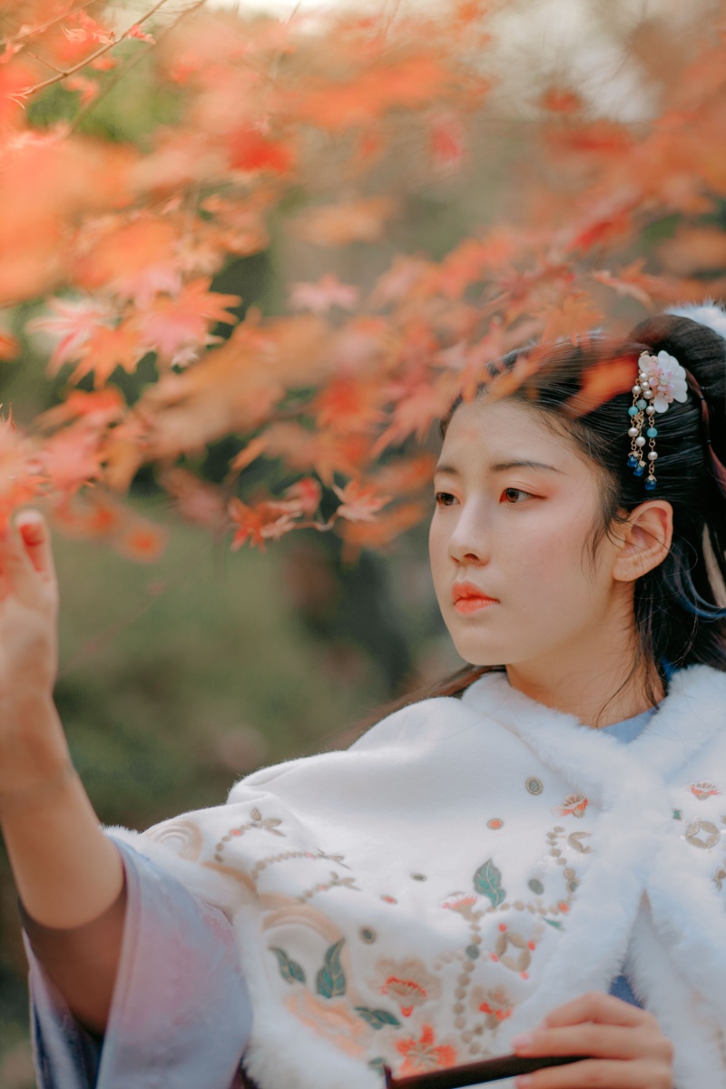 秋色里的古风女孩