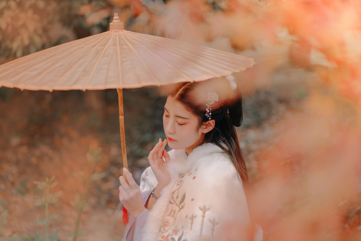 秋色里的古风女孩