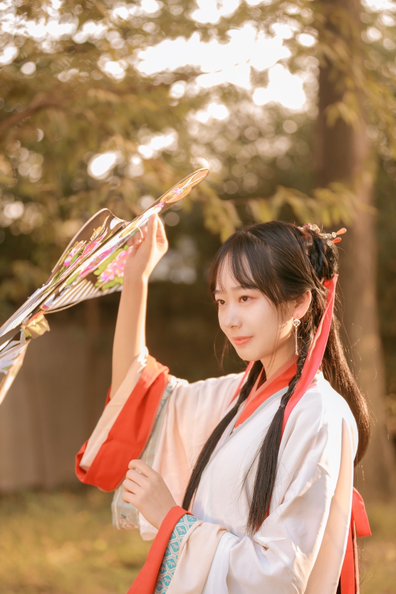 放纸鸢的古风秋日女孩