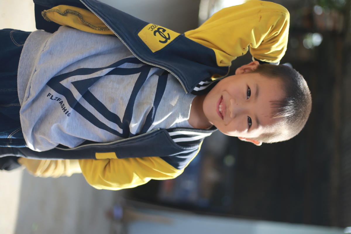 活泼可爱的小男孩