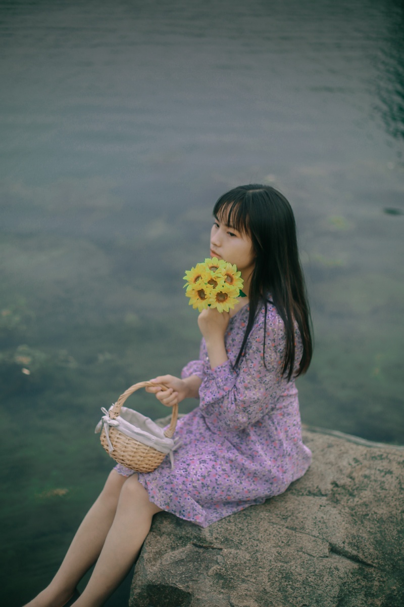 水边安静沉思的女孩